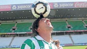 <b>OTRO MÁS. </b>El uruguayo Dardo Caballero fue presentado ayer en El Arcángel como nuevo jugador blanquiverde.