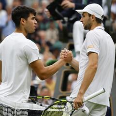 How much money do professional tennis players earn?