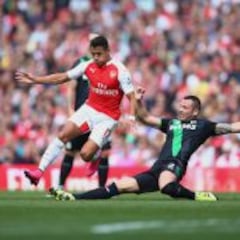 Alexis no brilla, pero Arsenal escala en la Premier League