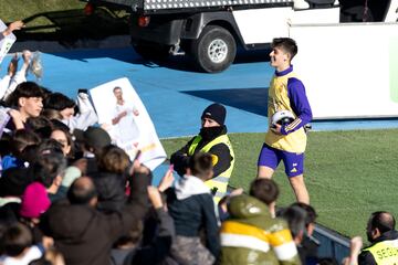 Güler se acerca a firmar autógrafos durante un entrenamiento en el Di Stéfano.