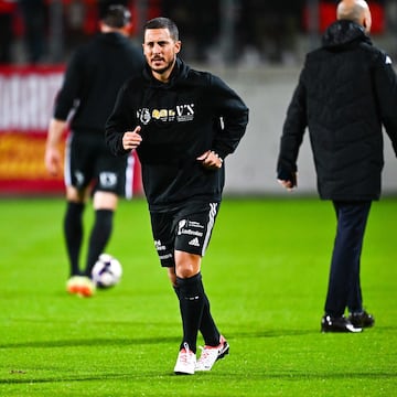 Hazard calienta antes del partido benéfico disputado en Calais (Francia).