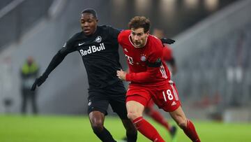 MUNICH, GERMANY - NOVEMBER 25: Leon Goretzka of Bayern Munich is challenged by Enock Mwepu of RB Salzburg during the UEFA Champions League Group A stage match between FC Bayern Muenchen and RB Salzburg at Allianz Arena on November 25, 2020 in Munich, Germ