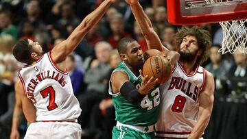 CHICAGO, IL - APRIL 21: Al Horford #42 of the Boston Celtics puts up a shot between Michael Carter-Williams #7 and Robin Lopez #8 of the Chicago Bulls during Game Three of the Eastern Conference Quarterfinals during the 2017 NBA Playoffs at the United Center on April 21, 2017 in Chicago, Illinois. The Celtics defeated the Bulls 104-87. Jonathan Daniel/Getty Images/AFP
== FOR NEWSPAPERS, INTERNET, TELCOS & TELEVISION USE ONLY ==