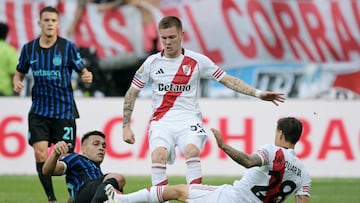 River Plate's Argentine midfielder #30 Franco Mastantuono, Inter Milan's Argentine forward #10 Lautaro Martinez and River Plate's Argentine defender #28 Lucas Martinez Quarta fight for the ball during the FIFA Club World Cup 2025 Group E football match between Italy's Inter Milan and Argentina's River Plate at the Lumen Field stadium in Seattle on June 23, 2025. (Photo by JUAN MABROMATA / AFP)