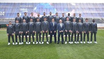 La plantilla del Fuenlabrada posa con el traje oficial, diseñado por Félix Ramiro.