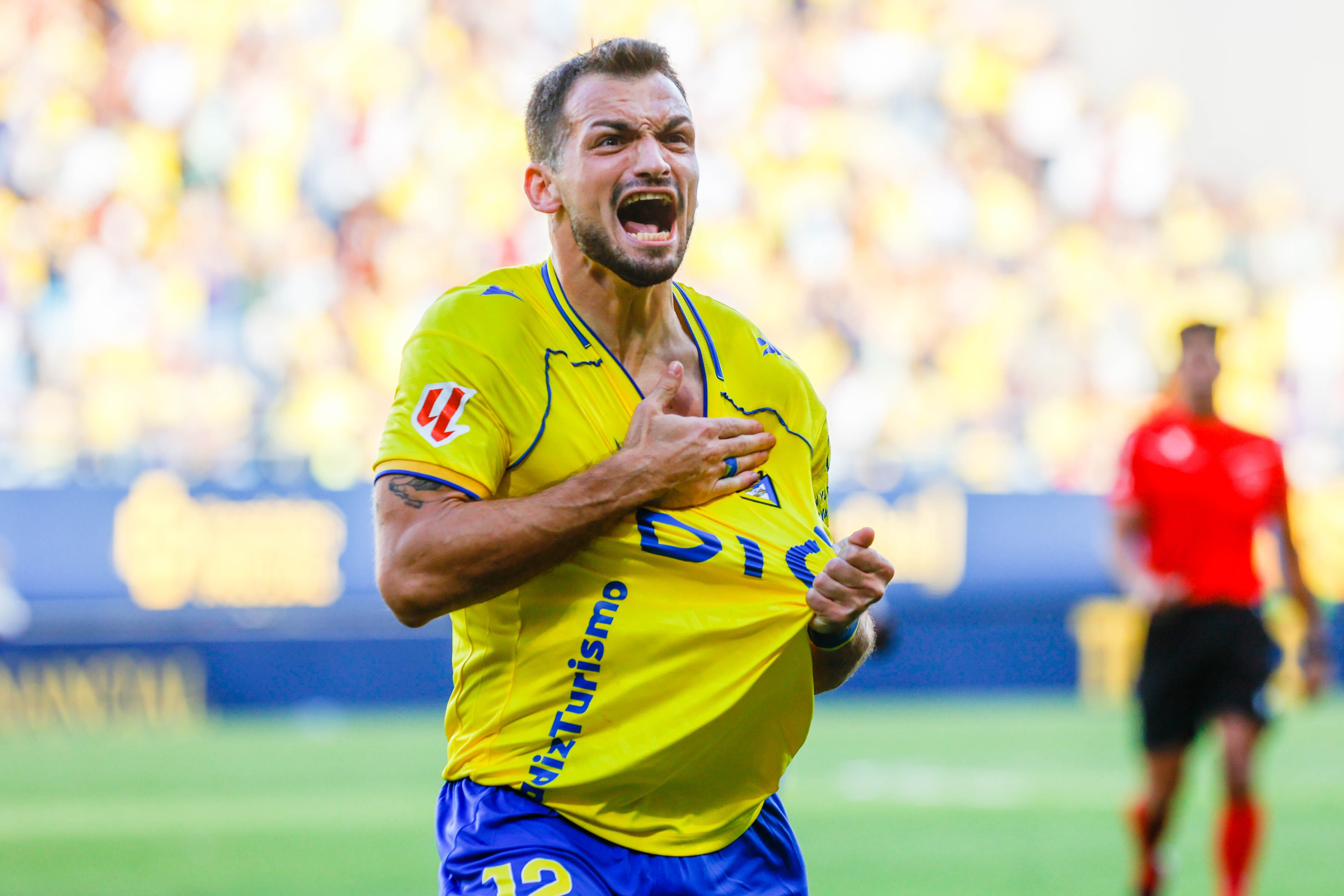 Iuri Tabatadze celebra su primer gol con la camisa Cádiz CF.