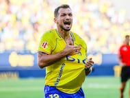 Iuri Tabatadze celebrando su primer gol con la camiseta del Cádiz CF.