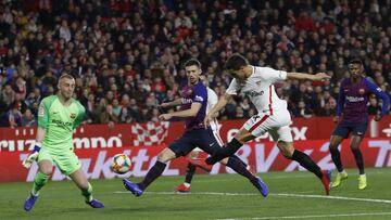 Ben Yedder, ante el Barcelona.
