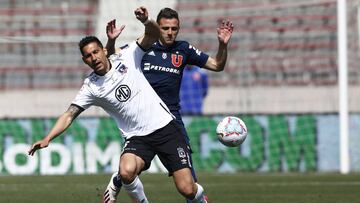 Futbol, Universidad de Chile vs Colo Colo.  Novena fecha, campeonato Nacional 2020.  El jugador de Universidad de Chile Walter Montillo, disputa el balon con Juan Insaurralde de Colo Colo durante el partido de primera division realizado en el estadio Naci