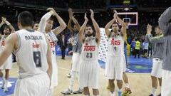 Los jugadores del Real Madrid apoyan a la afici&oacute;n por su apoyo. En casa el equipo blanco salva la papeleta, pero fuera pincha. En la Euroliga suma tres derrotas en tres salidas.