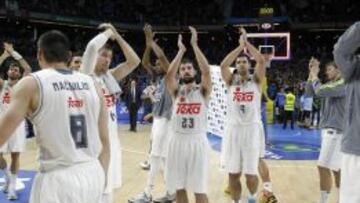 Los jugadores del Real Madrid apoyan a la afici&oacute;n por su apoyo. En casa el equipo blanco salva la papeleta, pero fuera pincha. En la Euroliga suma tres derrotas en tres salidas.