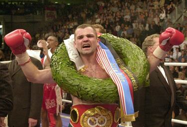 Numéricamente, Sven Ottke (Alemania, 53 años) ha sido un grandísimo campeón. Fue monarca IBF del supermedio desde 1998 hasta su retirada en 2004. Además, desde 2003 fue campeón unificado al ganar también la faja WBA. En su última etapa, Ottke fue cuestionado. No quería pelear fuera de su país y las decisiones algunas veces fueron polémicas. Sea como sea, dejó el boxeo con un registro de 34-0, 6 KO).