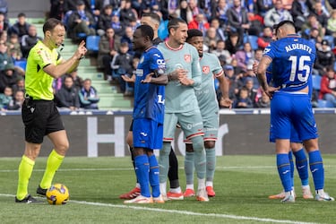  Cuadra Fernández no lo vio en directo, pero tras ser avisado por el VAR acudió a verlo en el monitor.
