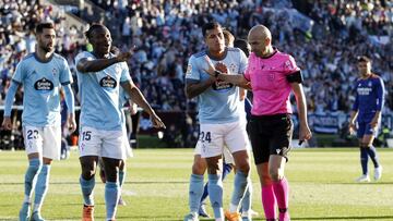 Jeison Murillo y Joseph Aidoo protestan ante González Fuertes por el penalti señalado a Kevin Vázquez contra el Real Madrid.