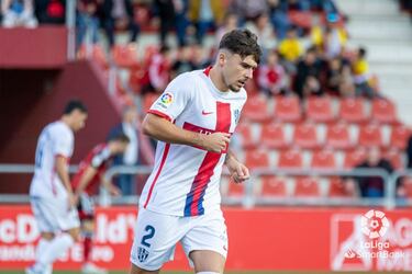 El lateral rumano fue vital para conseguir el empate del equipo oscense. Volcado en ataque conectó un remate que no envidiaría cualquier delantero para conseguir sumar un punto en Anduva.