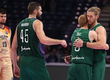 Los jugadores del Unicaja se abrazan tras vencer al UCAM.
