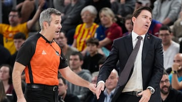BARCELONA, 21/12/2025.- El entrenador del Barça, Xavi Pascual (d), durante el partido correspondiente a la décimo quinta jornada de la fase regular de la LIGA ENDESA entre el Barça y el Joventut Badalona. EFE/Enric Fontcuberta.