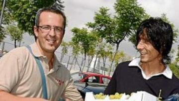 <b>CAPITÁN. </b>Sergio Fernández, uno de los indiscutibles en el centro de la zaga, fue obsequiado ayer con una caja de uva por un aficionado. El zaguero está siendo uno de los destacados en esta temporada.