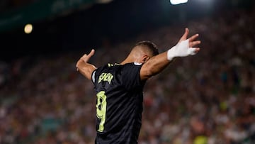 Karim Benzema of Real Madrid CF celebrates after scoring a goal later disallowed by VAR during the LaLiga Santander match between Elche CF and Real Madrid CF at Martinez Valero stadium, October 19, 2022, Elche, Spain. (Photo by David Aliaga/NurPhoto via Getty Images)