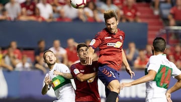 Xisco, delantero del Osasuna, durante el partido contra el Elche.