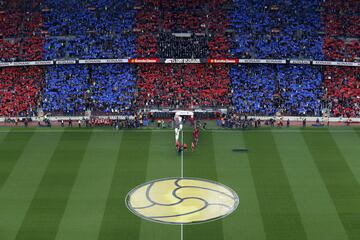 Players take to the Camp Nou field.