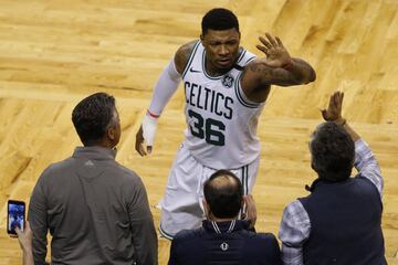 Marcus Smart celebra una canasta con el público.