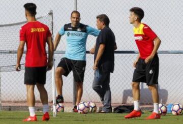 ESNAIDER exfutbolista y entrenador desde 2008, en abril de 2006 es fichado por el Getafe para tratar de sacar el equipo del descenso, sin mucho éxito, a pesar de esto es renovado para dirigir al equipo azulón en segunda división esta temporada.