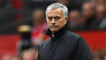 Manchester United&#039;s Portuguese manager Jose Mourinho gestures on the sidelines during the English Premier League football match between Manchester United and Crystal Palace at Old Trafford in Manchester, north west England, on September 30, 2017. / AFP PHOTO / Paul ELLIS / RESTRICTED TO EDITORIAL USE. No use with unauthorized audio, video, data, fixture lists, club/league logos or &#039;live&#039; services. Online in-match use limited to 75 images, no video emulation. No use in betting, games or single club/league/player publications.  / 