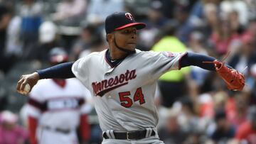 CHICAGO, IL - APRIL 09: Ervin Santana #54 of the Minnesota Twins throws against the Chicago White Sox during the first inning on April 9, 2017 at Guaranteed Rate Field in Chicago, Illinois.   David Banks/Getty Images/AFP
 == FOR NEWSPAPERS, INTERNET, TELCOS &amp; TELEVISION USE ONLY ==