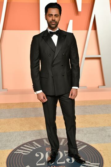 Hasan Minhaj posa en la alfombra roja de la de la fiesta de los Oscar 2025 de Vanity Fair celebrada en Beverly Hills.