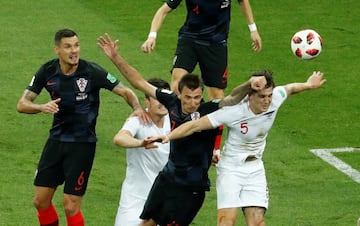 Mario Mandzukic entre John Stones y Harry Maguire.