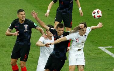 Mario Mandzukic entre John Stones y Harry Maguire.