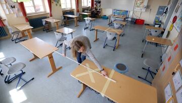 HEPPENHEIM, GERMANY - APRIL 21: Staff tape off social-distancing markings during preparations for reopening the temporarily-closed Schloss-Schule elementary school on April 21, 2020 in Heppenheim, Germany. Schools across Germany are making preparations to reopen in coming weeks as part of overall measures to ease the coronavirus lockdown. Certain precautions will accompany the resumption, including keeping pupils socially-distanced and the wearing of protective face masks. Germany is taking steps to lift elements of the lockdown in order to allow people to return to their jobs and for the economy to gain pace. (Photo by Alex Grimm/Getty Images)
CRISIS CORONAVIRUS PANDEMIA AULA CLASE
PUBLICADA 24/04/20 NA MA04 2COL