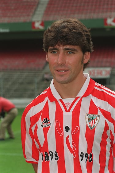 En 1990, con 18 años, firmó por el Athletic para jugar en el Bilbao Athletic. Debutó con el primer equipo en 1993, de la mano de Jupp Heynckes. La gran competencia en su posición, delantero centro, en aquella le llevó a buscar una cesión y el Mallorca fue su destino. En el conjunto bermellón jugó al temporada 1995/96, en Segunda División, y disputó 12 partidos anotando 2 goles.