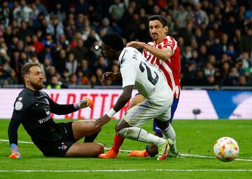 Jan Oblak y Stefan Savic impiden el remate a portería de Vinicius Junior.