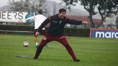 El duro momento de Córdova en Perú: barristas lo amenazaron