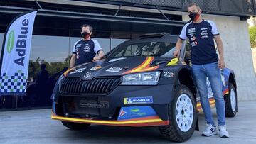 Nil Solans y Marc Martí junto al Skoda Fabia con el que correrán el Europeo de Rallys.