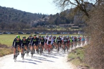 El equipo Movistar lidera el pelotón.