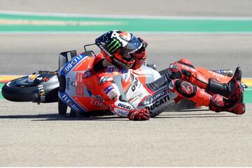 Jorge Lorenzo perdi車 el control de su moto en la primera curva del Gran Premio Premio de Arag車n y abandon車 la carrera tras una aparatosa ca赤da.