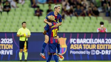 El jugador del Barcelona Gavi (arriba) celebra un tanto con Lamine Yamal durante el partido ante el Daegu FC, de Corea del Sur, el tercer partido de la pretemporada del equipo azulgrana,