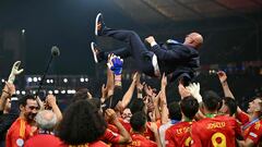 Spain's head coach Luis de la Fuente celebrates with his players after winning the UEFA Euro 2024 final football match between Spain and England at the Olympiastadion in Berlin on July 14, 2024. (Photo by INA FASSBENDER / AFP)