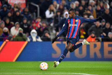 1-0. Ousmane Dembélé anota el primer gol de un fuerte disparo que entra por el palo corto de Álex Remiro.