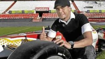 <b>LANZADO. </b>Alves quiere ser el bólido que el Sevilla necesita para un partido de este calibre. El brasileño se fotografió con el monoplaza sevillista.