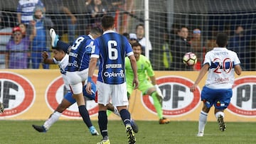 Futbol, Huachipato vs Universidad Catolica.
 Campeonato de Clausura 2016/17
 El jugador de Huachipato, Carlos Gonzalez, centro, marca su gol contra Universidad Catolica durante el partido de primera division en el estadio Cap en Talcahuano, Chile.
 07/05/2017
 Paul Plaza/Photosport*****
 
 Football, Huachipato vs Universidad Catolica.
 Clousure Championship 2016/17
 Huachipato&#039;s player Carlos Gonzalez, center, scores his goal against Universidad Catolica during the first division football match held at the Cap stadium in Talcahuano, Chile.
 07/05/2017
 Paul Plaza/Photosport