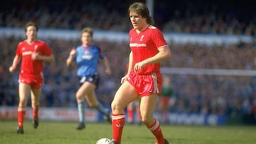 El centrocampista dan&eacute;s del Liverpool, Jan Molby, durante un partido.