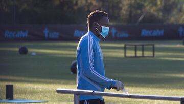 Pione Sisto accede al terreno de juego con la mascarilla de protección después de una semana ausente.