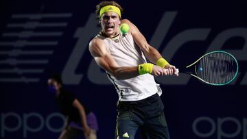 El alem&aacute;n Alexander Zverev devuelve una bola durante su partido ante Carlos Alcaraz en el Abierto Mexicano de Tenis de Acapulco.