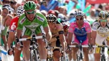 <b>POR EL AIRE. </b>Mark Cavendish celebró su victoria en Burgos dando un salto con su bicicleta, ante la mirada de Hushovd, Cardoso y Bennati.