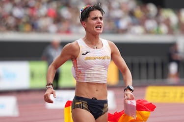 Celebración de María Pérez tras ganar la prueba femenina de 35 kilómetros marcha en el primer día del Campeonato Mundial de Atletismo Tokio 2025 en el Estadio Nacional.