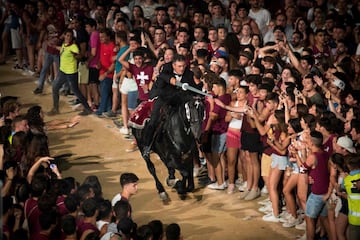 La ciudad menorquina de Ciutadella vibró con los 'Jocs des Pla', una tradición que cada año aglutina a más gente en las fiestas de Sant Joan.